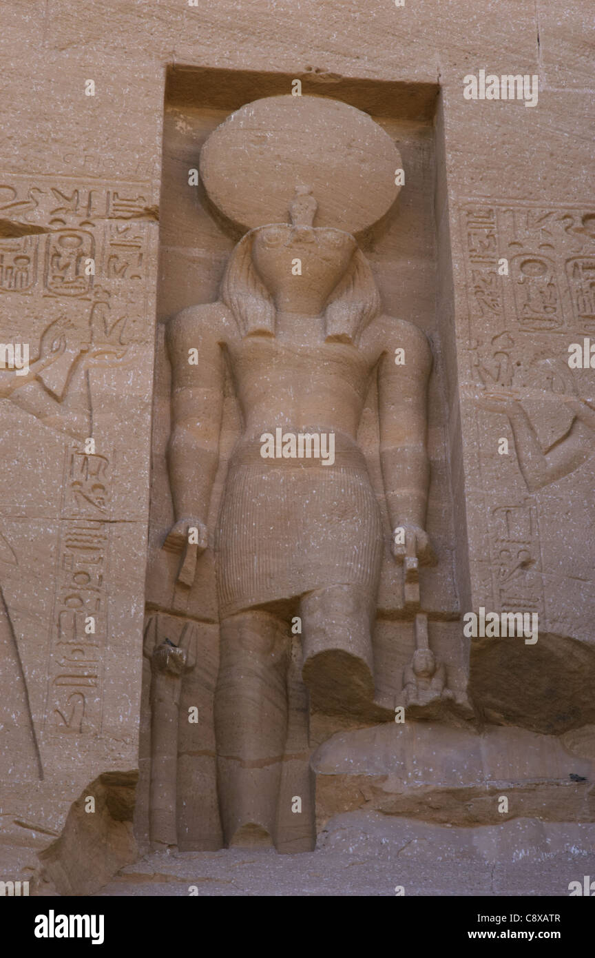 L'art égyptien Grand Temple de Ramsès II. Sculpture du dieu Ra. Abu Simbel. L'Égypte. Banque D'Images