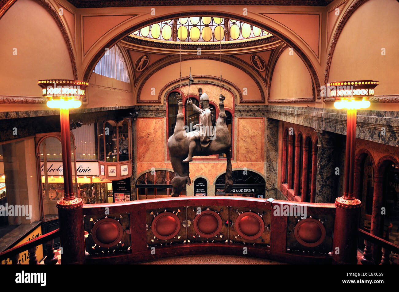 Prague, République tchèque. Palais Lucerna Arcade. Saint-venceslas sur l'envers (cheval par David Cerny) Banque D'Images