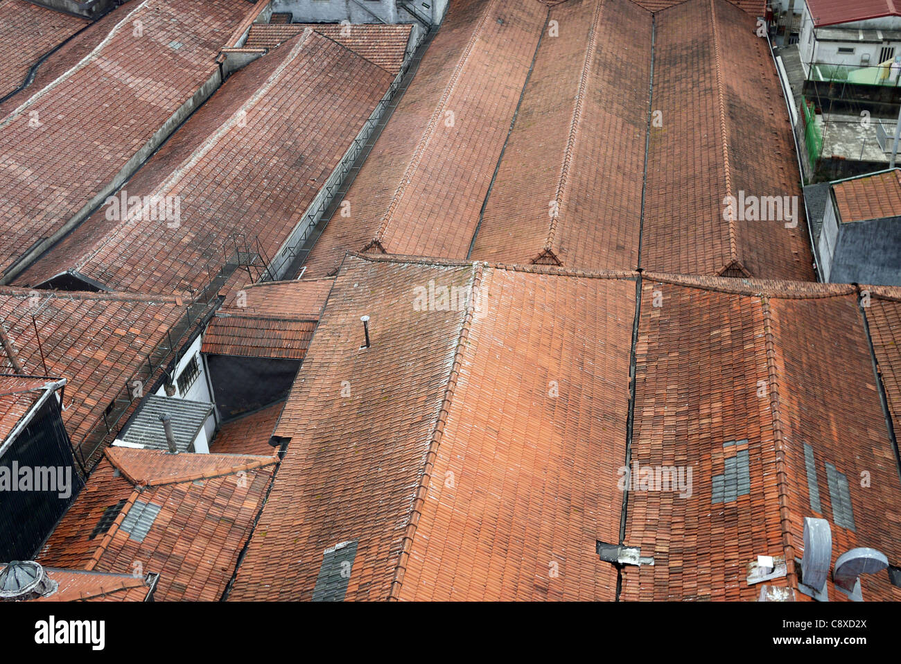 Les tuiles rouges de port wine lodges vue de la Vila Nova de Gaia (Teleferico de Gaia), ouvert en 2011. Banque D'Images
