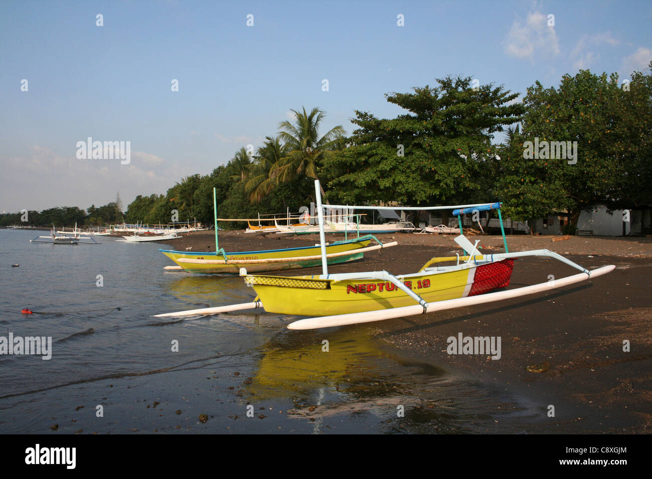 Bateaux de pêche traditionnelles appelées Jukung sur plage de Lovina, Bali Banque D'Images
