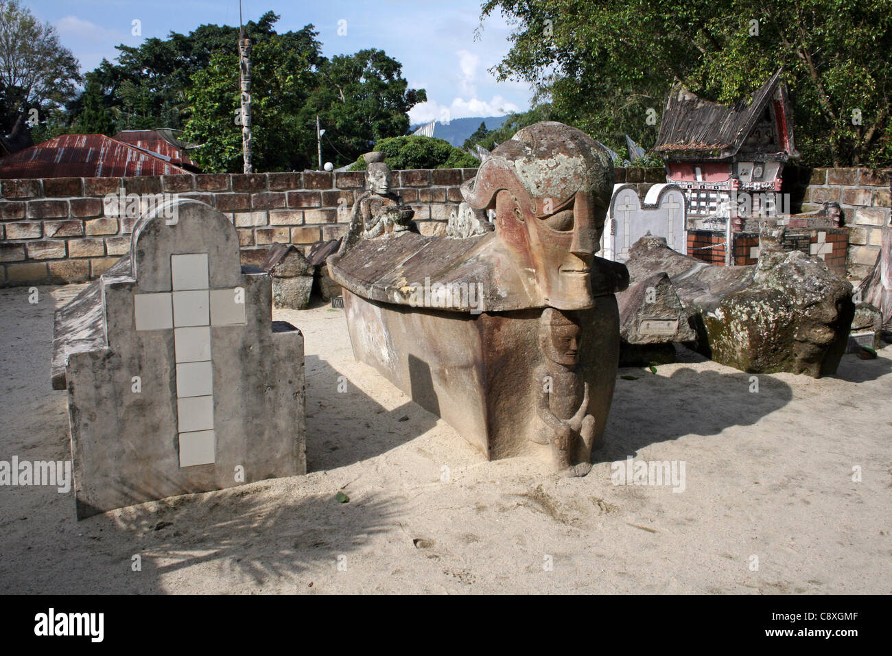 Des sarcophages de l'ancien clan au pouvoir Sidabutar dans le village de Tomok Batak sur île Samosir, Sumatra Banque D'Images