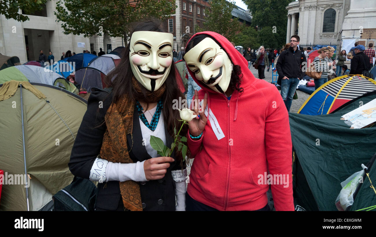 Deux jeunes manifestants masqués à l'Occupy London démonstration à St Paul's, Londres Angleterre Royaume-uni 16.10.2011 KATHY DEWITT Banque D'Images
