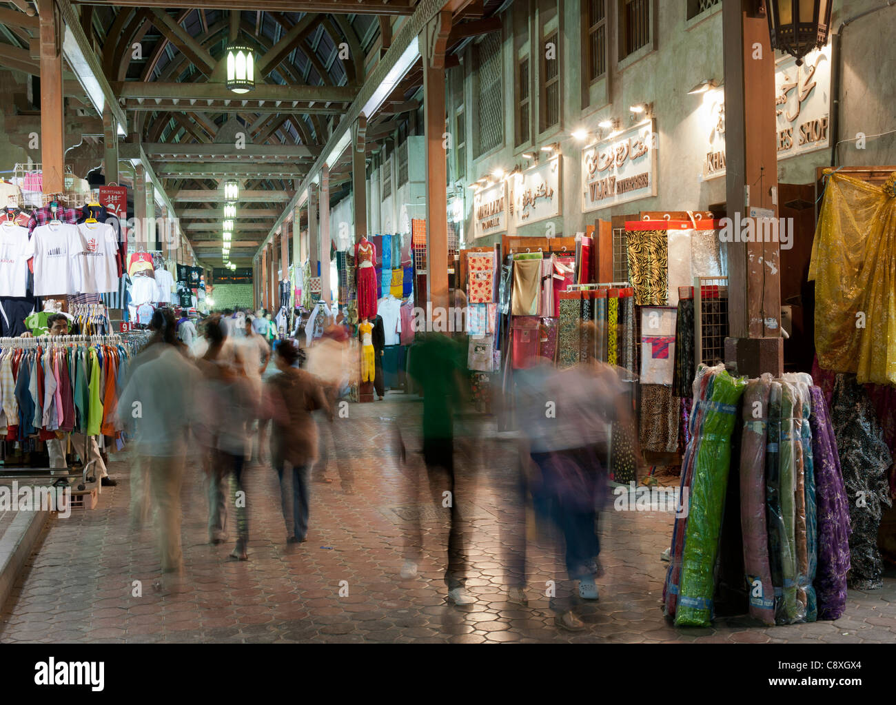 Vue nocturne de souk ou marché occupé à Bur Dubai UAE Middle East Banque D'Images