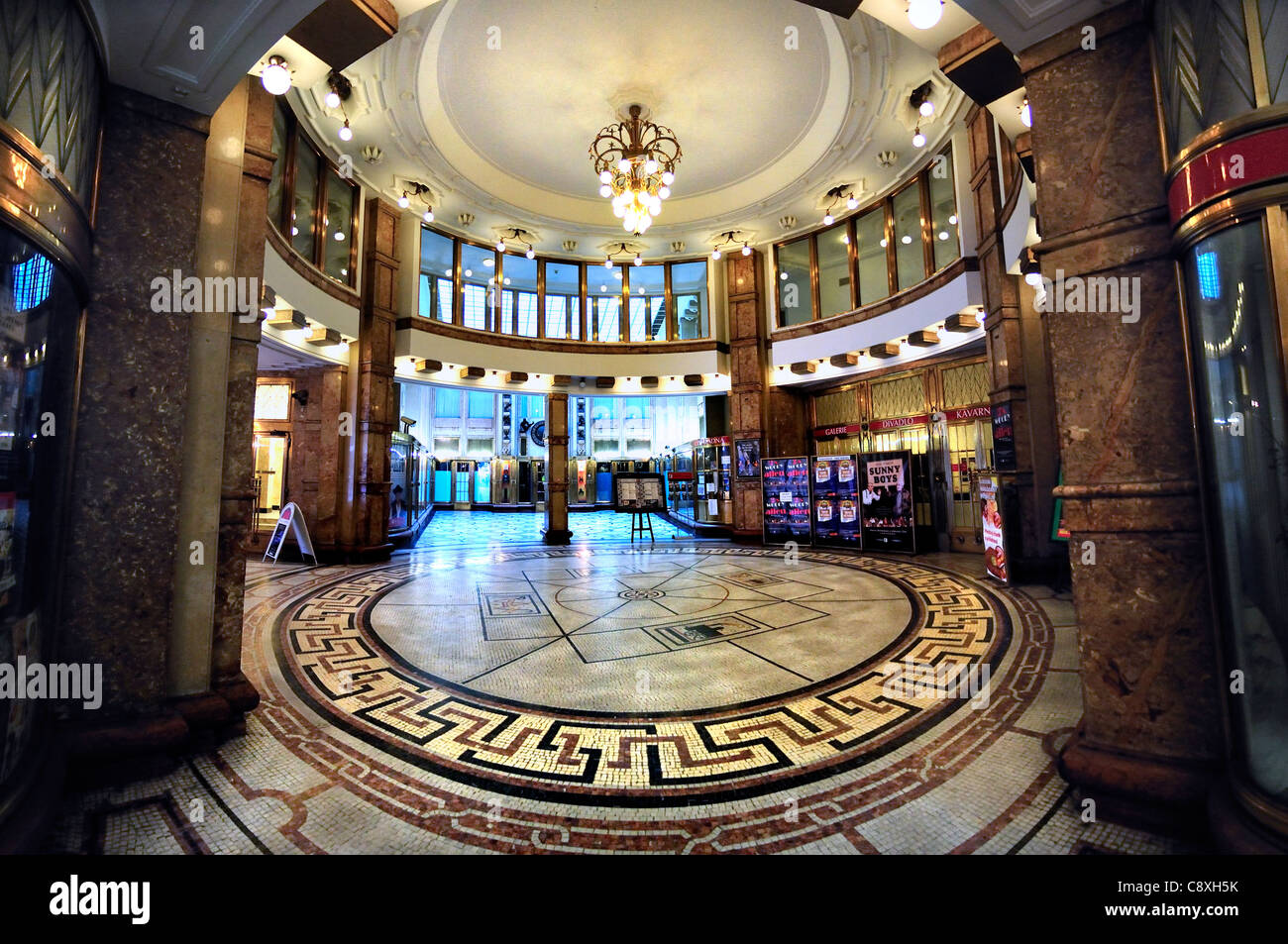 Prague, République tchèque. Adria Palace / Palac Adria (1923-1925) sur Narodni. Arcade Banque D'Images