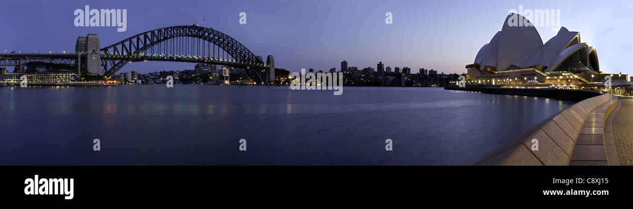 Image panoramique de Sydney Harbour Bridge et l'Opéra à l'aube. Banque D'Images