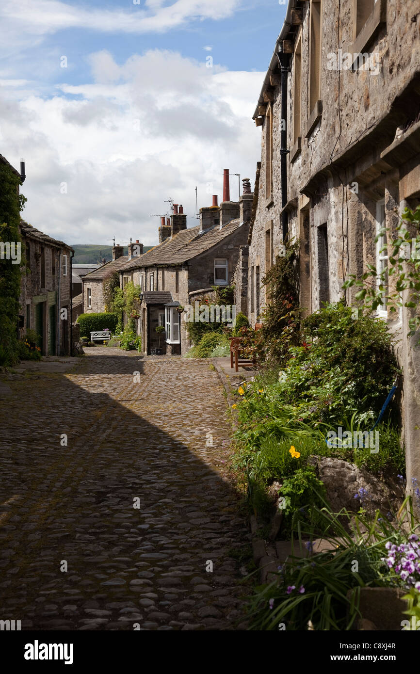 Vue vers le bas de la rue jolie chambre double, Fin, Malham, North Yorkshire, Angleterre. UK Banque D'Images