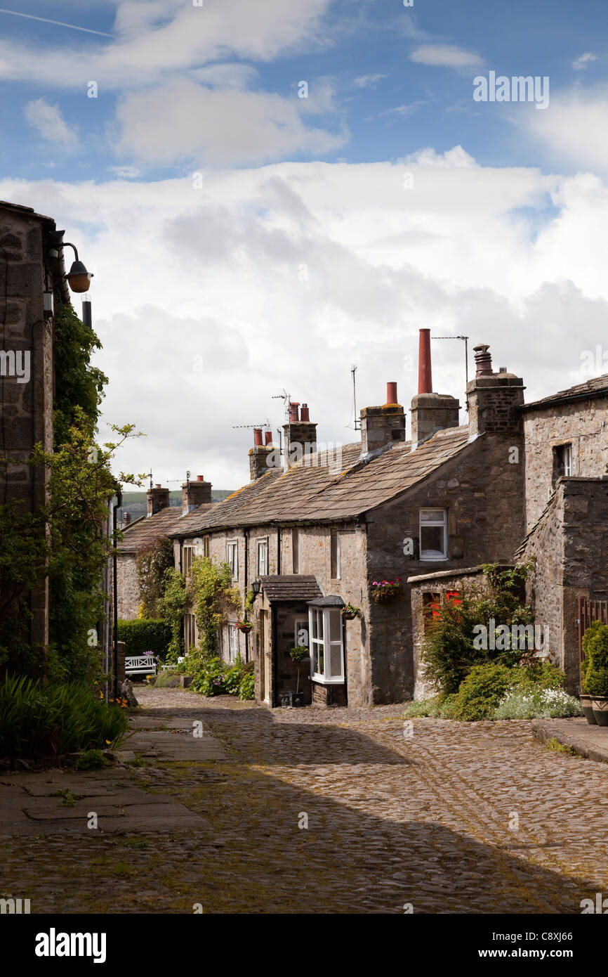 Vue vers le bas de la rue jolie chambre double, Fin, Malham, North Yorkshire, Angleterre. UK Banque D'Images