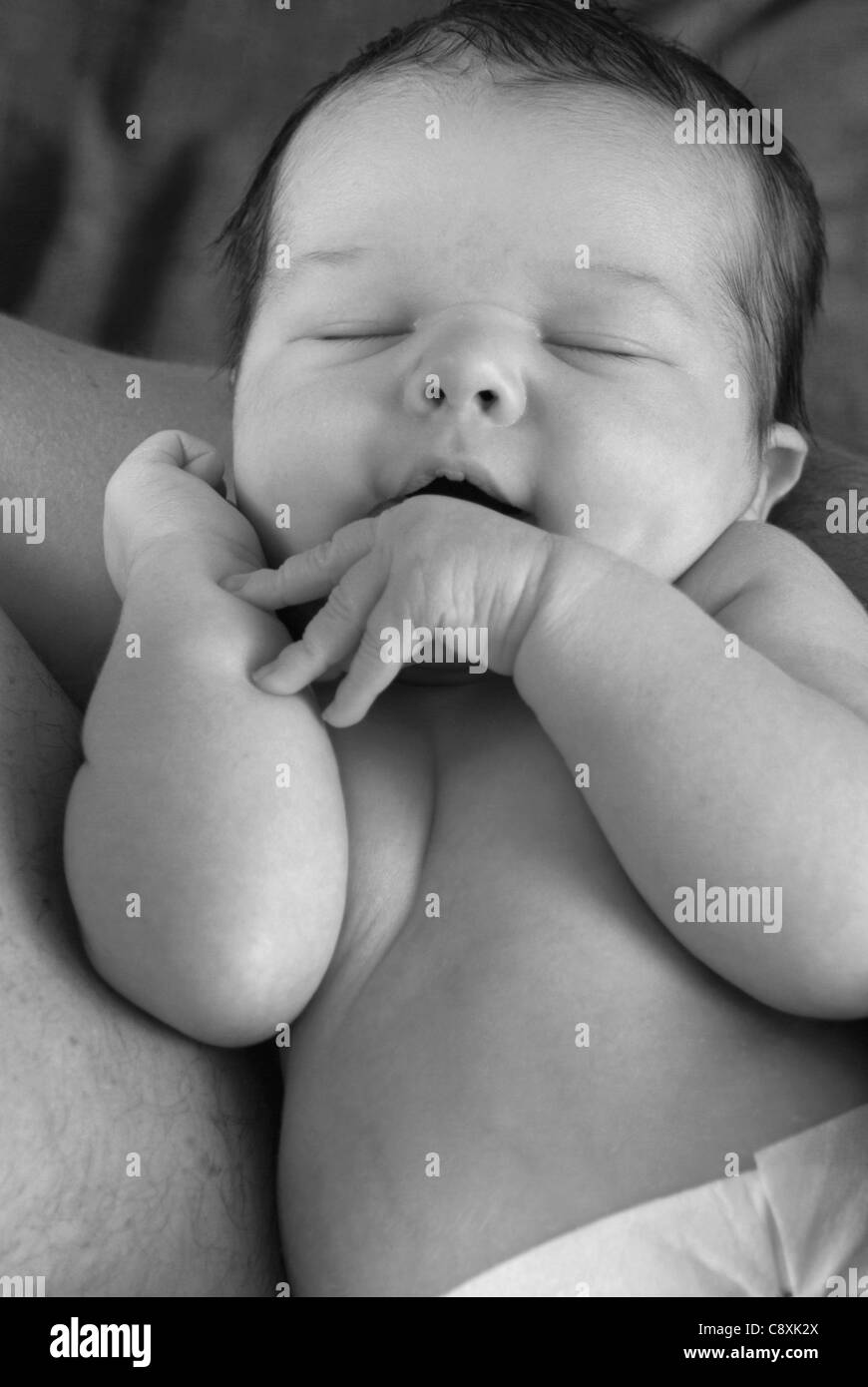 Tourne En Noir Et Blanc D Un Bebe Nouveau Ne Garcon Detenu Par Son Pere Photo Stock Alamy Tourne En Noir Et Blanc D Un Bebe Nouveau Ne Garcon Detenu Par Son Pere Photo Stock Alamy