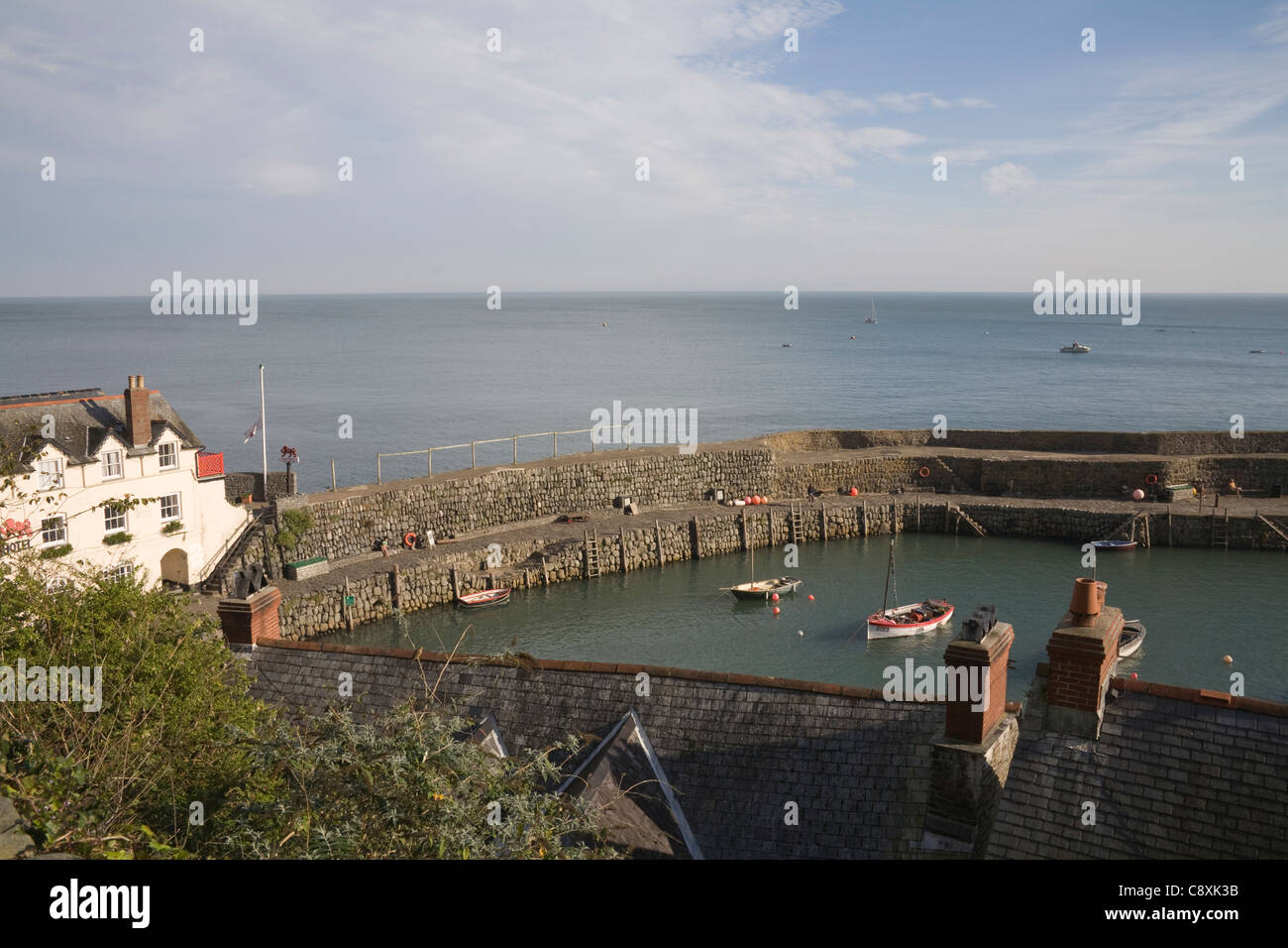 North Devon Clovelly Octobre regarder sur port de pêche privée village avec Red Lion Hotel at waterfront Banque D'Images