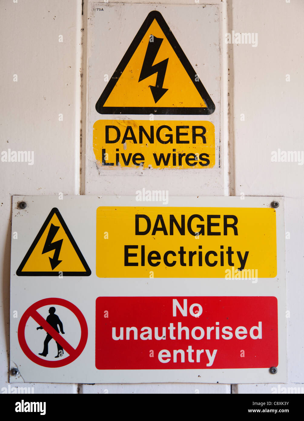 Close up of electrical danger sur une porte en bois, la Grande-Bretagne. Banque D'Images