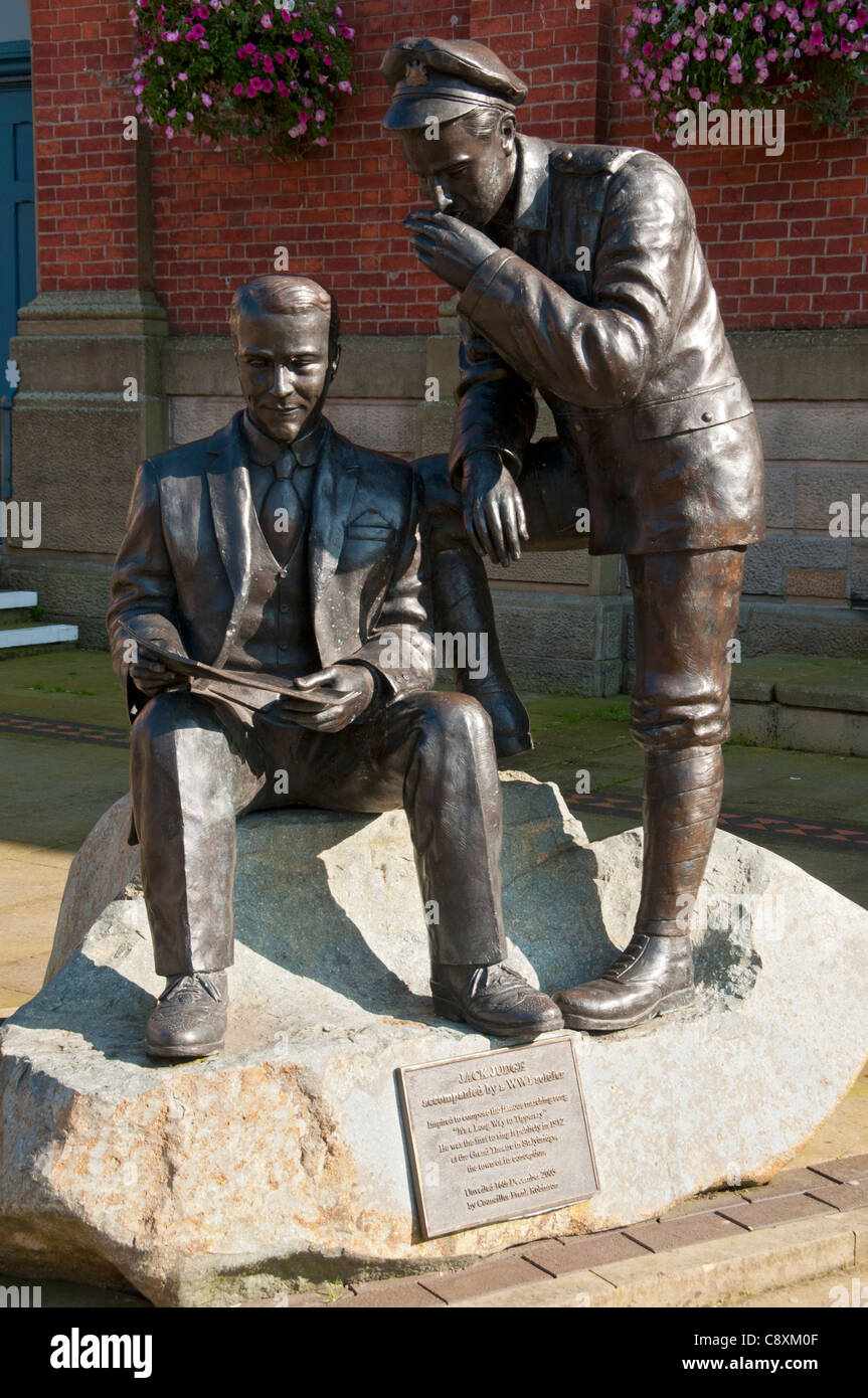 Jack Judge accompagné d'un soldat de la première Guerre mondiale, une sculpture sur la place Lord Pendry, Stalybridge, Tameside, Grand Manchester, Angleterre, Royaume-Uni. Artiste inconnu. Banque D'Images