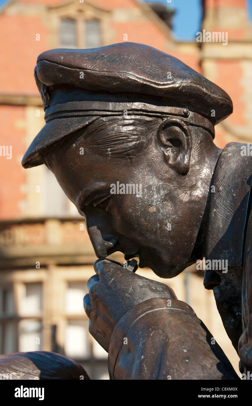Détail de Jack Judge accompagné d'un soldat de la première Guerre mondiale, une sculpture sur la place Lord Pendry, Stalybridge, Tameside, GTR Manchester, Royaume-Uni. Artiste inconnu. Banque D'Images
