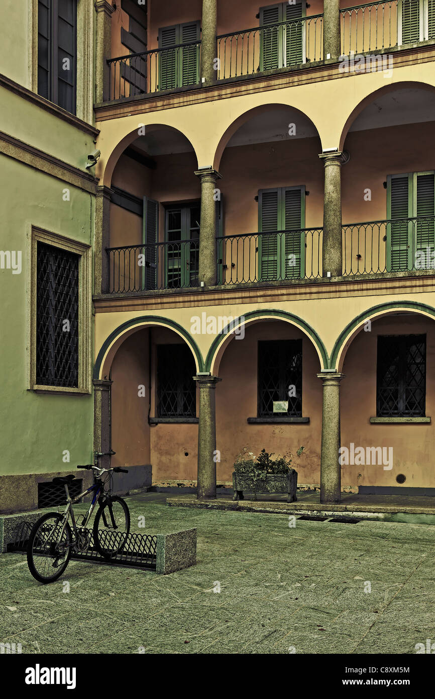 Arrière-cour dans une ville italienne avec le vélo Banque D'Images
