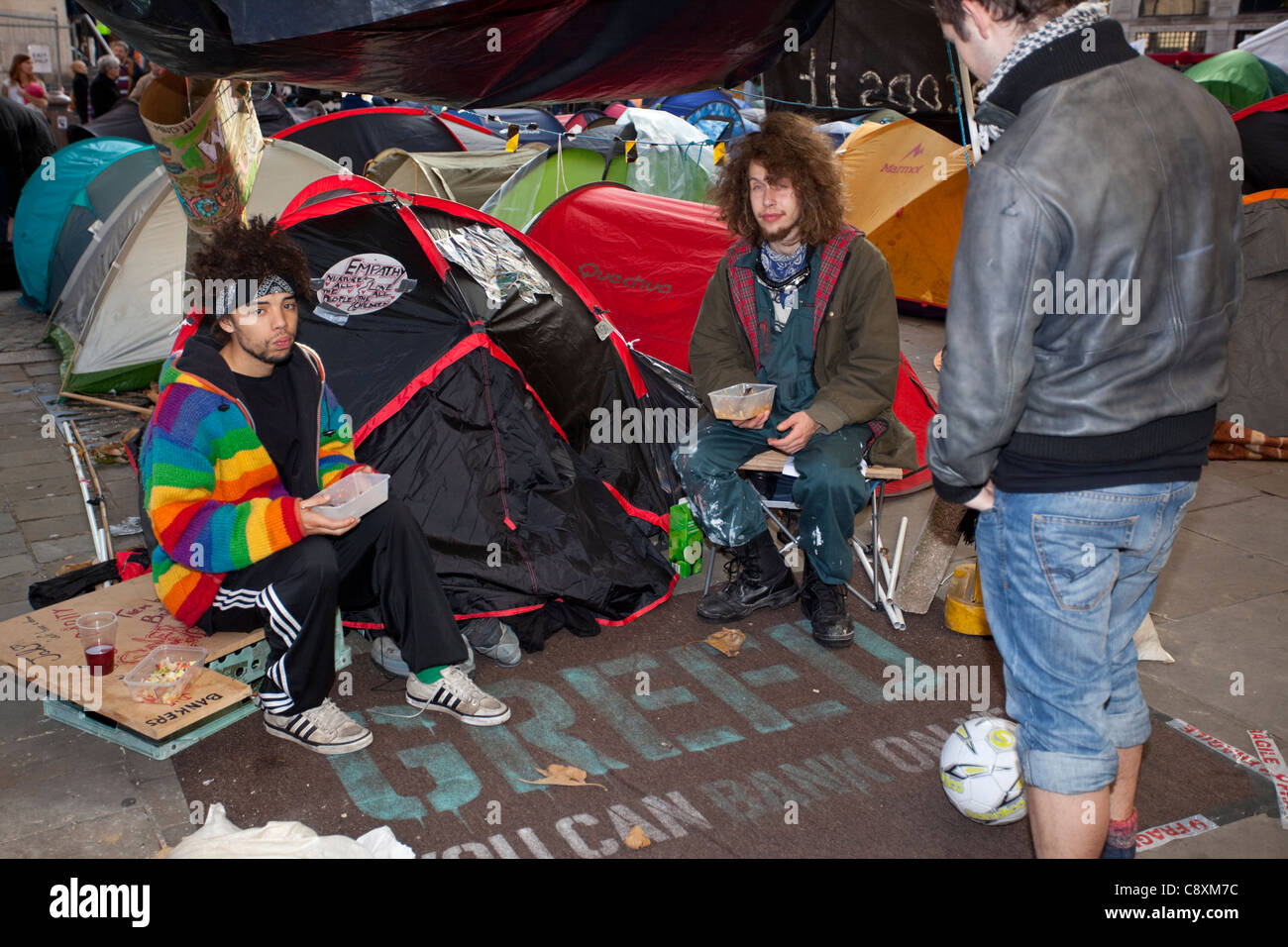 Camping des manifestants à l'extérieur de la Cathédrale St Paul, London, England, UK, FR, 2011 Banque D'Images