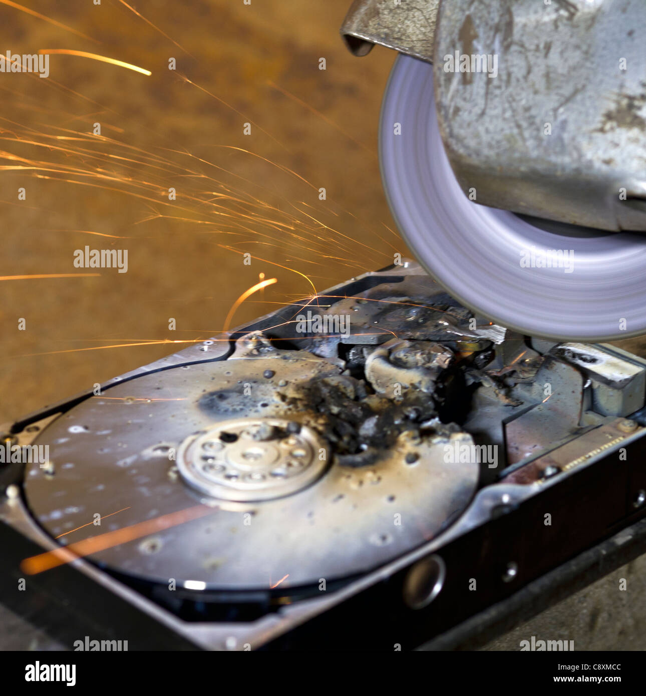 Détail d'un disque dur détruit massive avec l'histoire d'angle meuleuse Banque D'Images