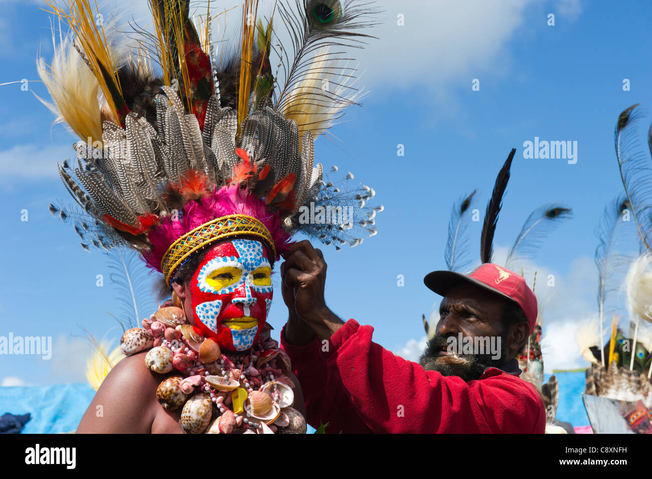 Les artistes interprètes ou exécutants Tribal à Mt Hagen show en Papouasie Nouvelle Guinée portant des panaches d'oiseaux de paradis dans la région de coiffures Banque D'Images