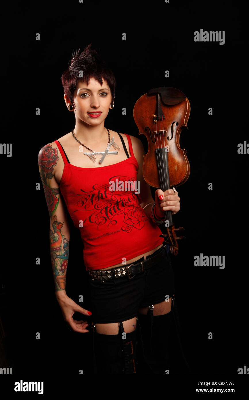 Violoniste femelle avec des tatouages sur son bras Banque D'Images