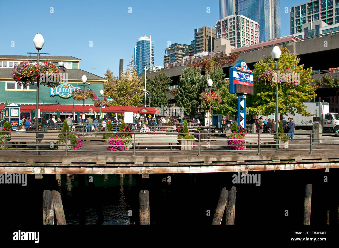 Les boutiques touristiques Restaurant front de mer de la baie de Seattle Downtown Washington United States Banque D'Images