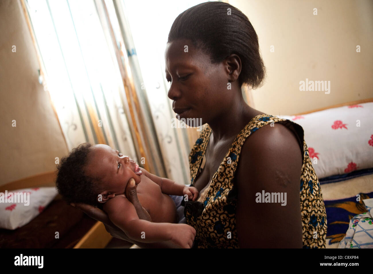 Un survivant de violence domestique, s'occupe de son jeune enfant dans les dortoirs où elle demeure à l'égard des femmes n'attend pas centre. Banque D'Images