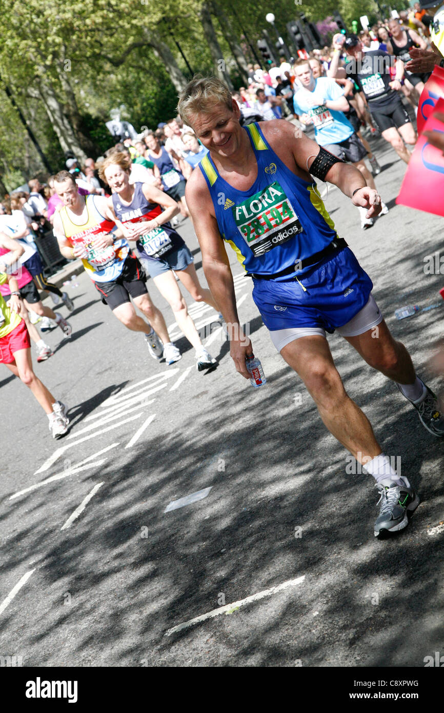 Gordon Ramsay en tenant une balade reste au Marathon de Londres 2009 Banque D'Images