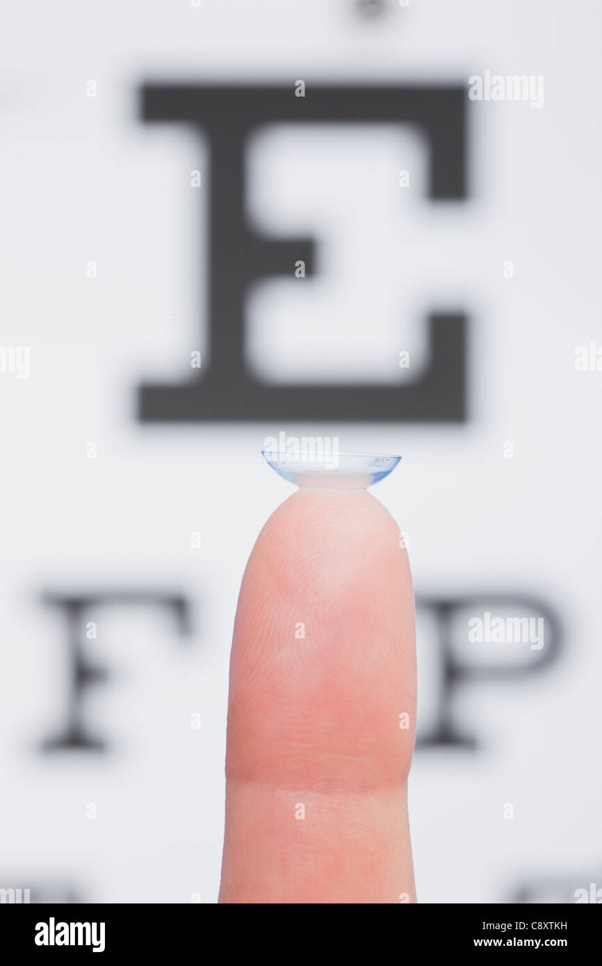 Palm avec lentille de contact, l'œil en background, studio shot Banque D'Images