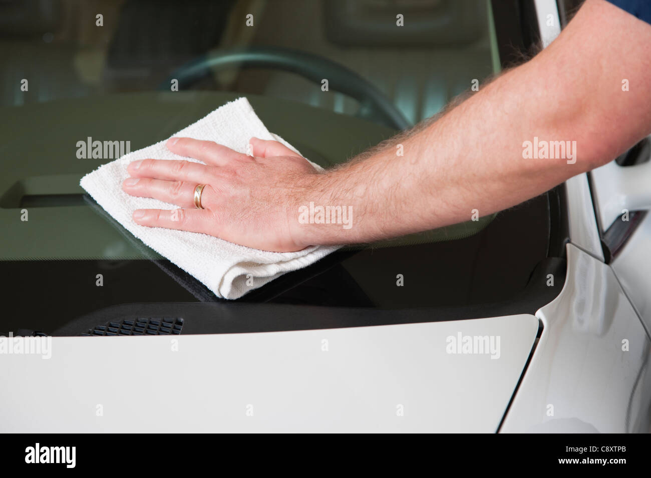 États-unis, Illinois, Metamora, la main de l'homme sur le pare-brise du véhicule de nettoyage, close-up Banque D'Images