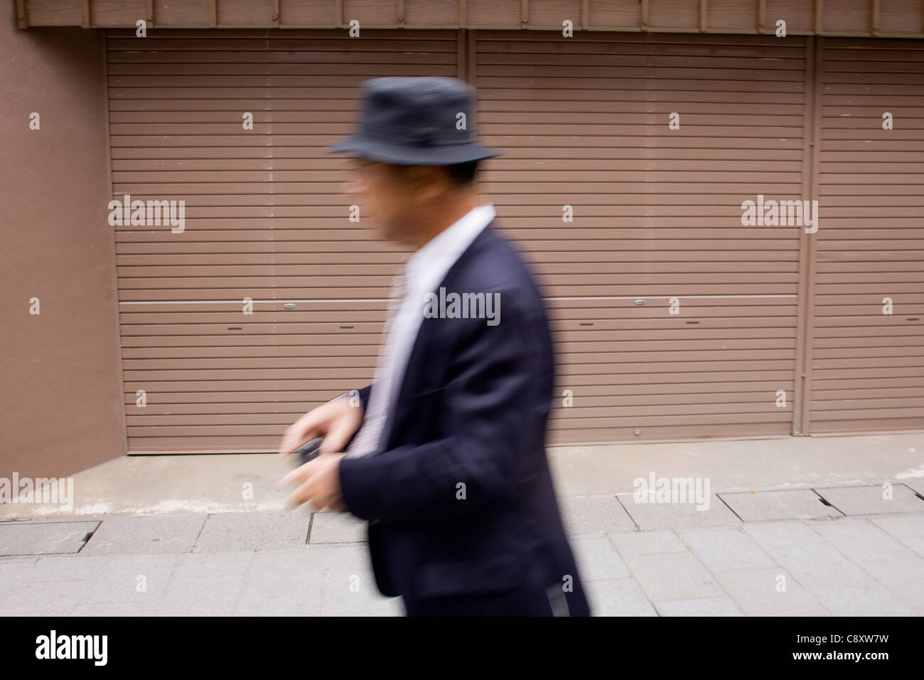 Un homme en costume japonais marche dans les rues latérales à Ise, le Japon. Banque D'Images