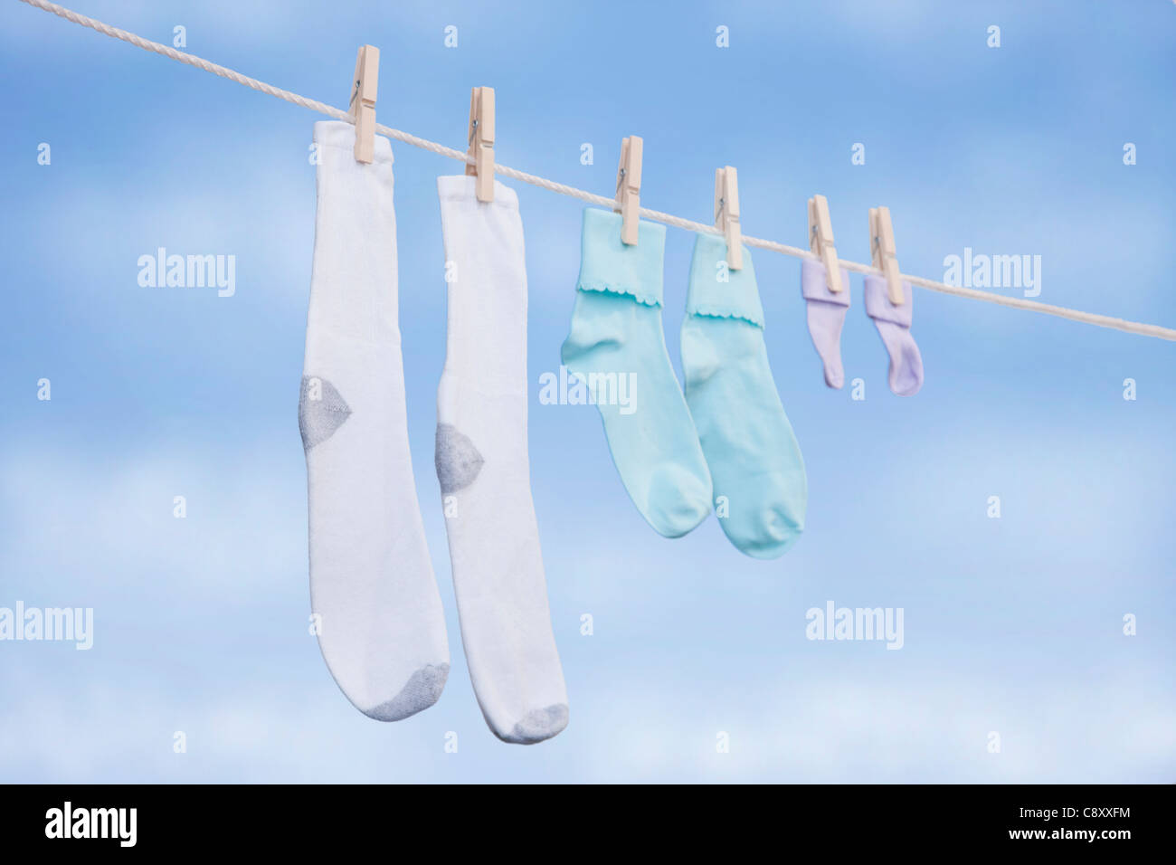 États-unis, Illinois, Metamora, chaussettes dans différentes tailles le séchage sur corde Banque D'Images