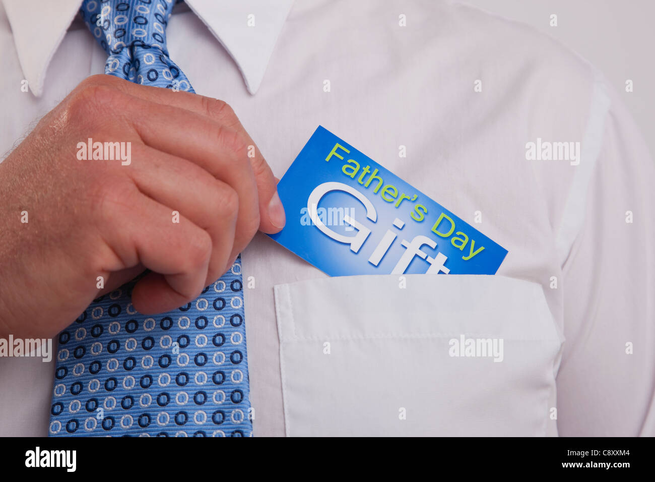 Homme à mettre le jour de père carte dans la poche de chemise Banque D'Images