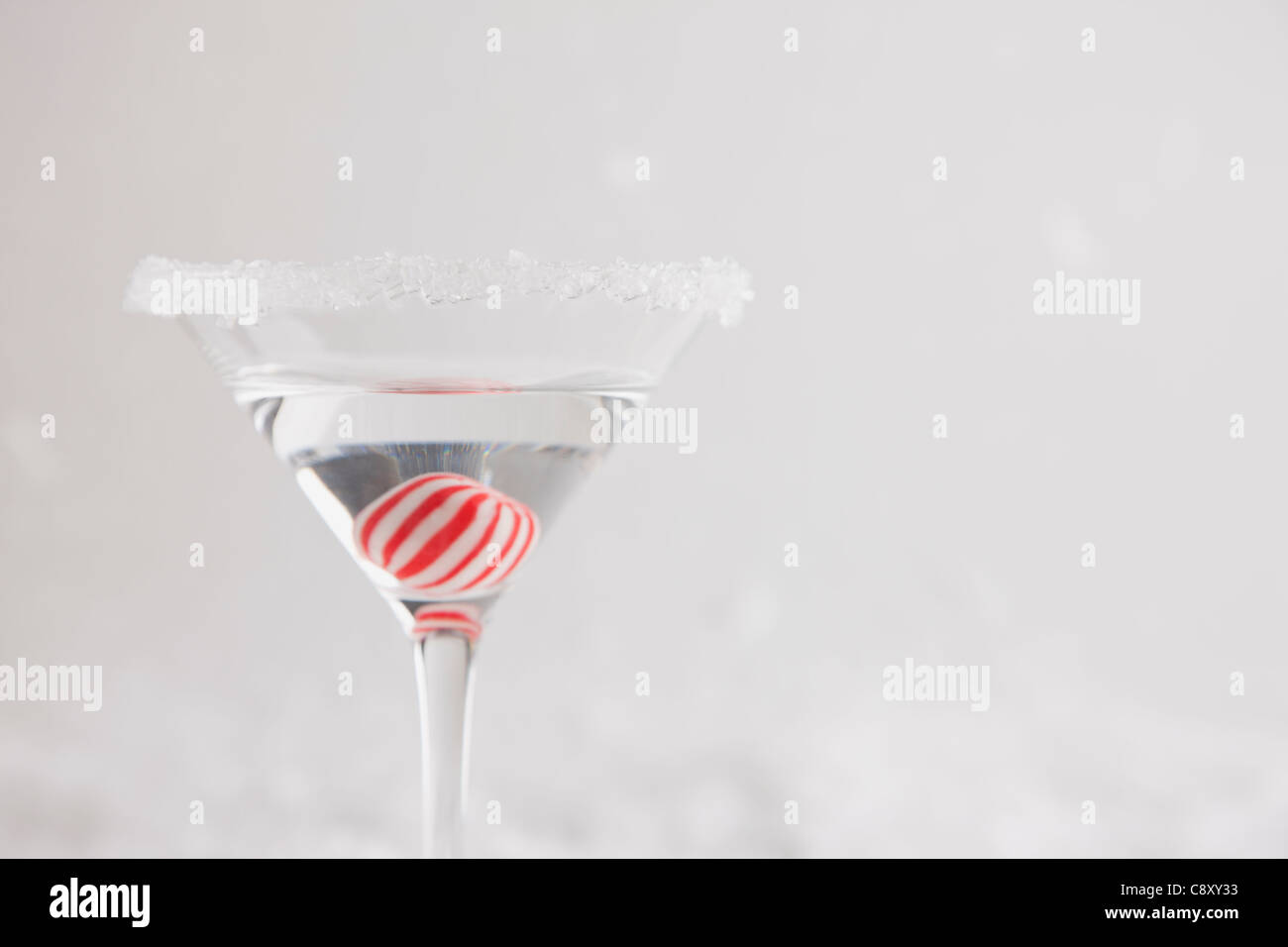 Portrait d'un verre à martini avec des bonbons à l'intérieur Banque D'Images