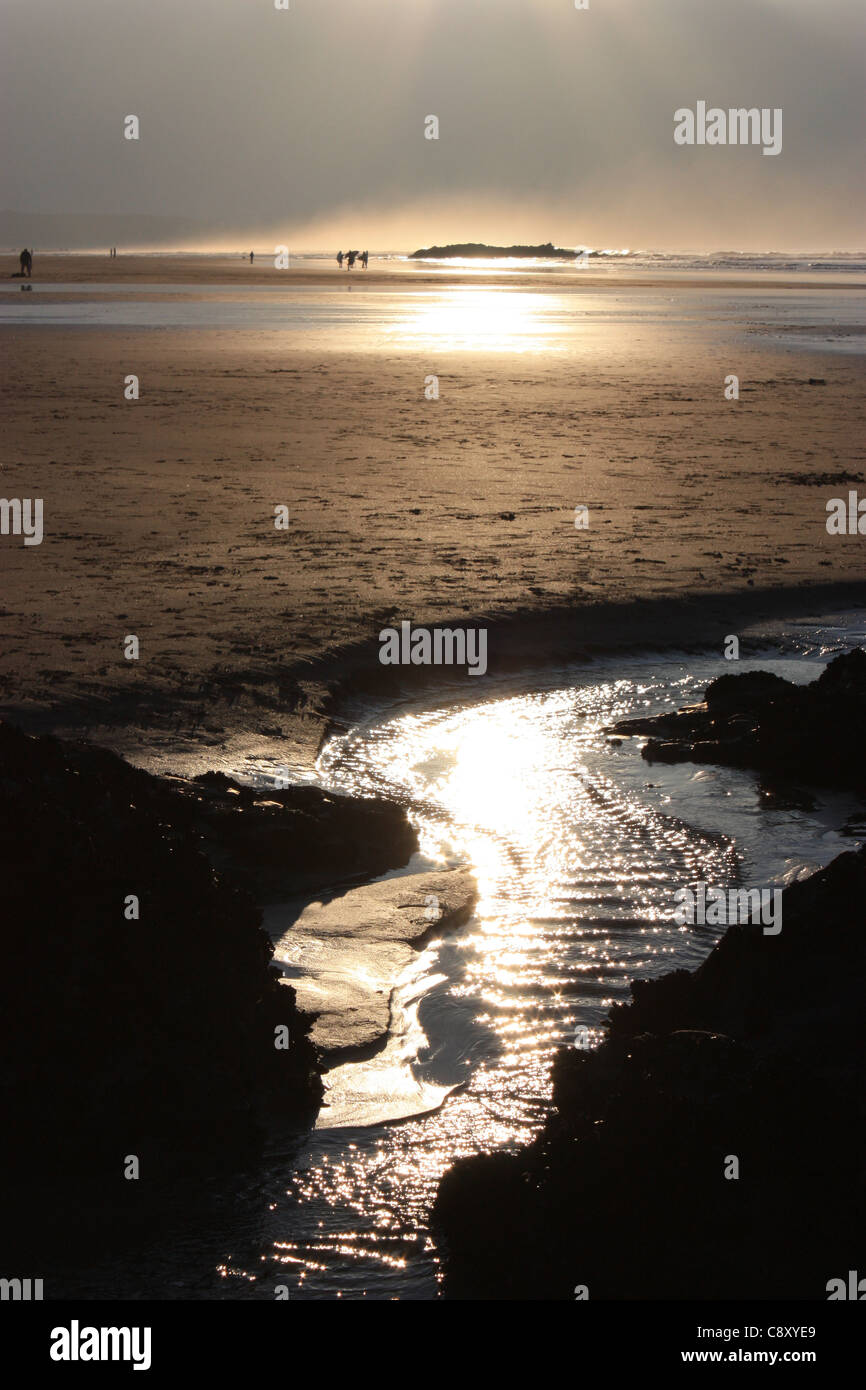 Gwithian la plage avec danseurs montrant des silhouettes en arrière-plan Banque D'Images