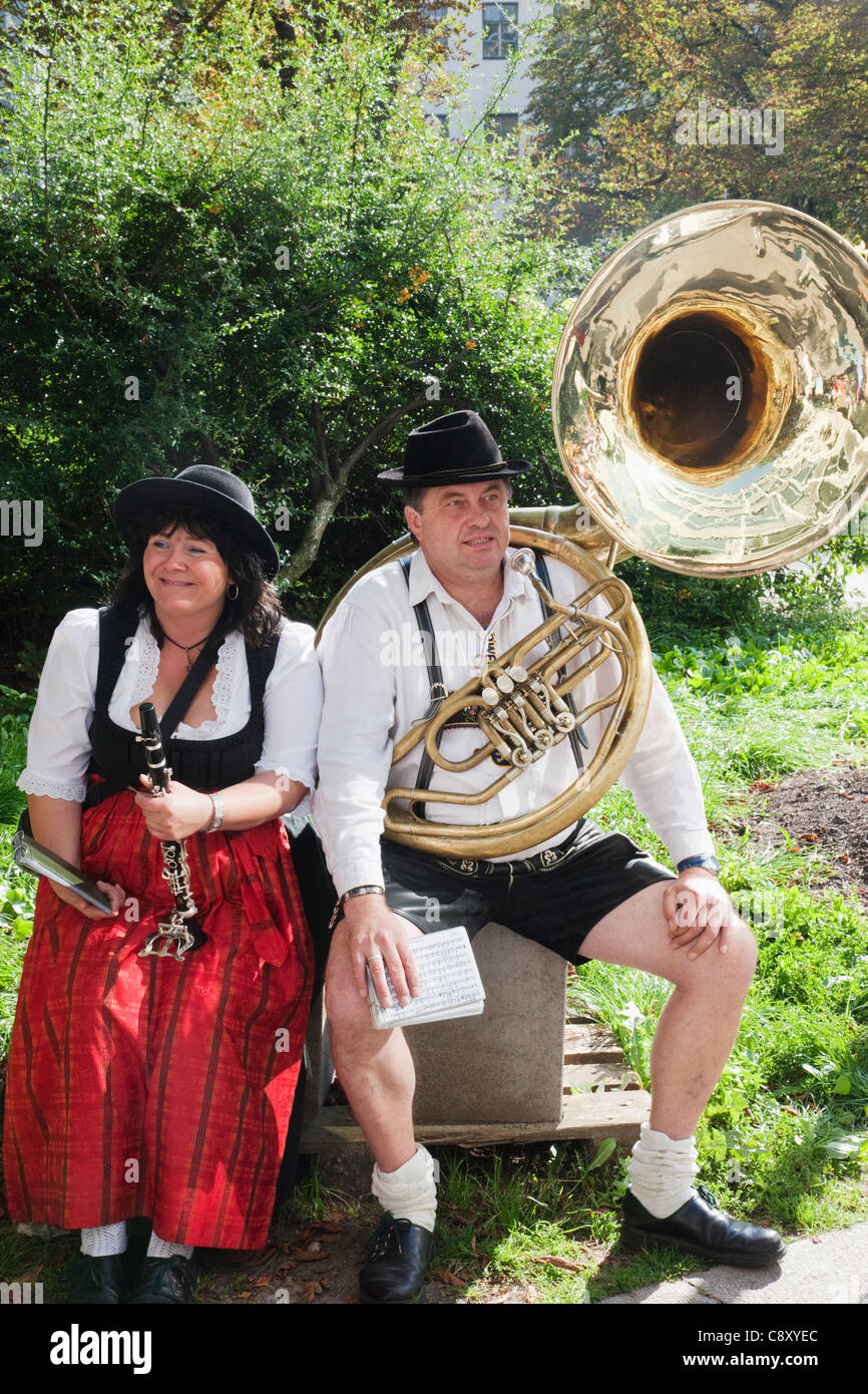 Germany, Bavaria, Munich, Oktoberfest Oktoberfest, Parade, Musiciens, hommes et femmes en costume traditionnel bavarois Banque D'Images