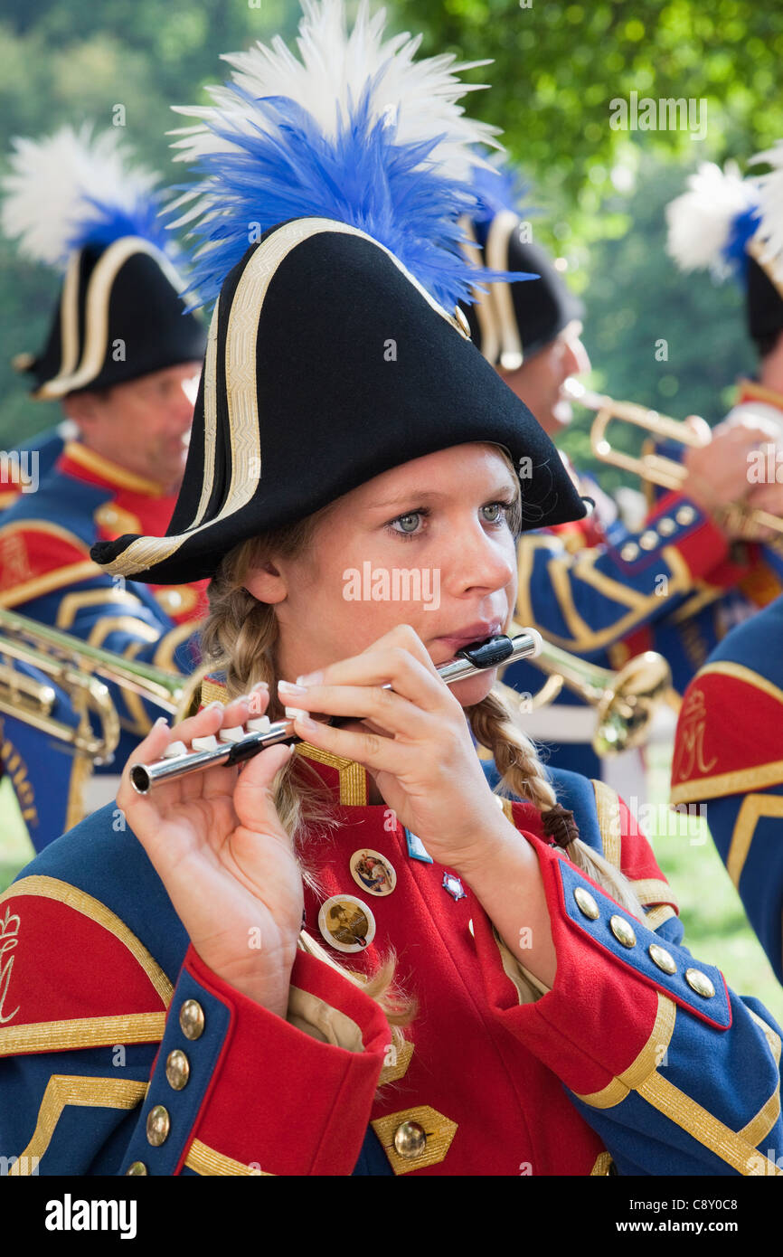 Germany, Bavaria, Munich, Oktoberfest Oktoberfest, Parade, fille habillé en costume médiéval jouant Flute Banque D'Images