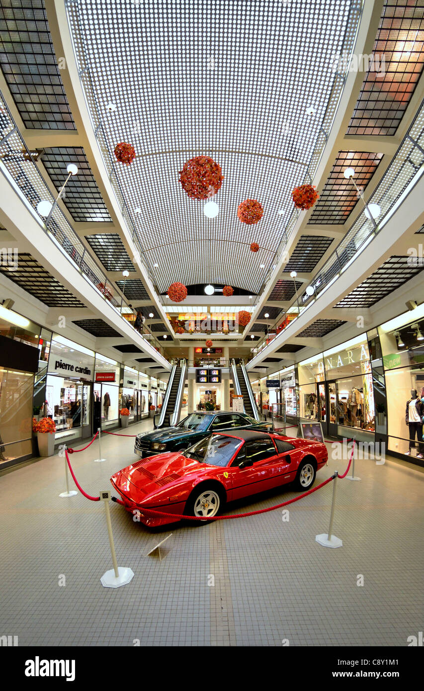 Prague, République tchèque. Cerná Ruže Pasáž / Black Rose de l'Arcade (rue Na Prikope) voiture Ferrari Banque D'Images