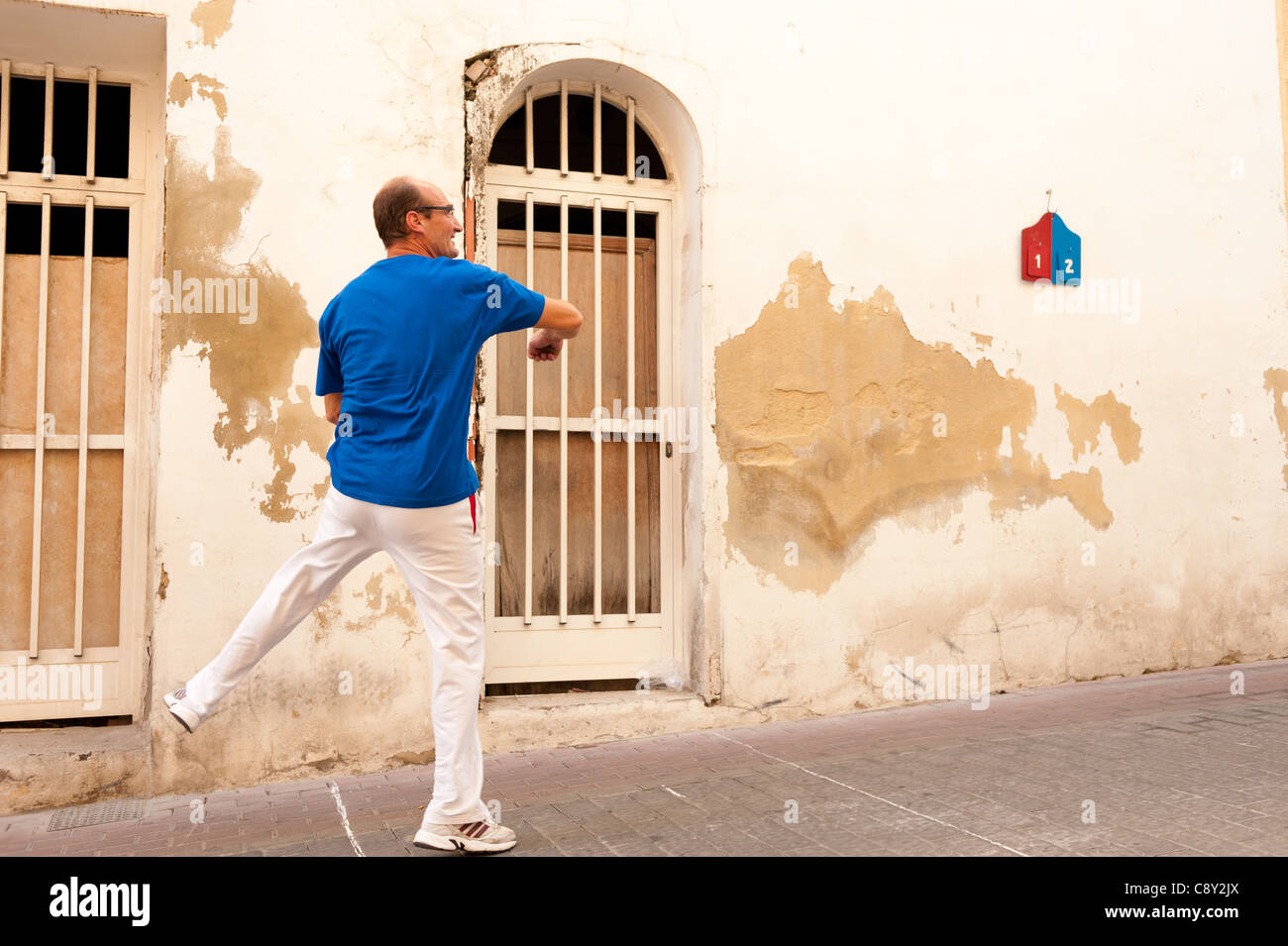Joueur de pelote basque qualifiés effectuant un service puissant Banque D'Images