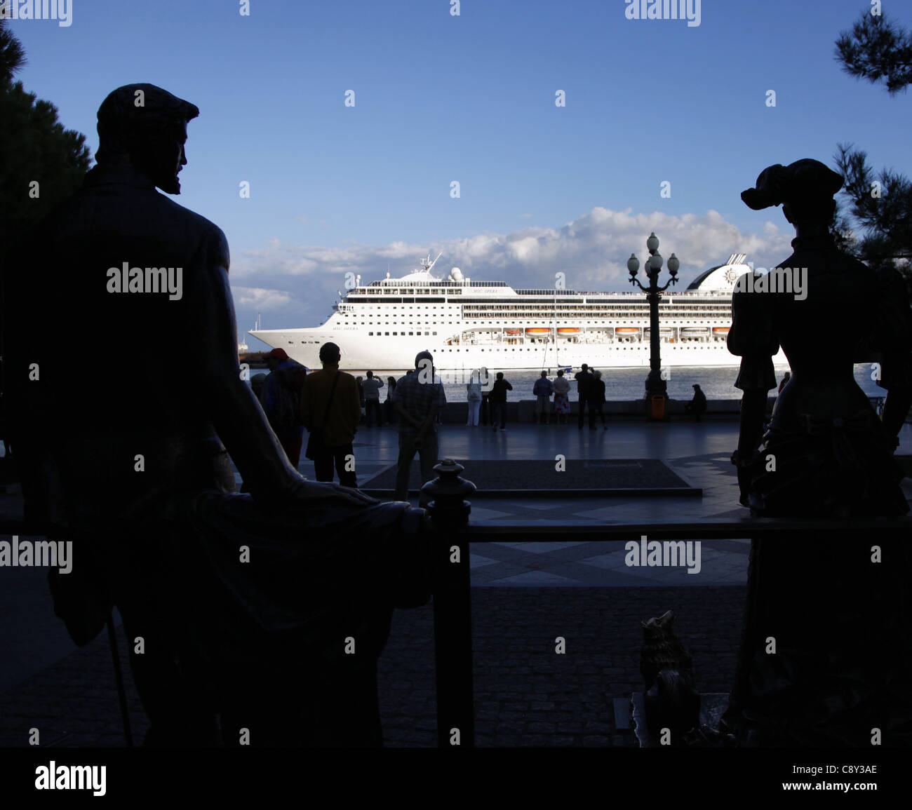 Silhouetté FIGURES & MSC Opera CROISIÈRE YALTA CRIMEA UKRAINE 02 Octobre 2011 Banque D'Images