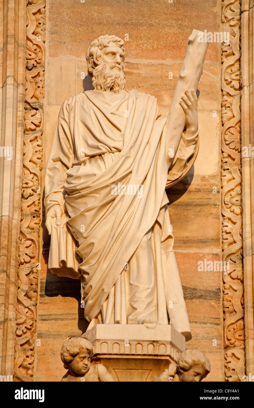 Milan - Jude apôtre Thadeus statue à partir de la façade ouest de la Cathédrale de Duomo Banque D'Images