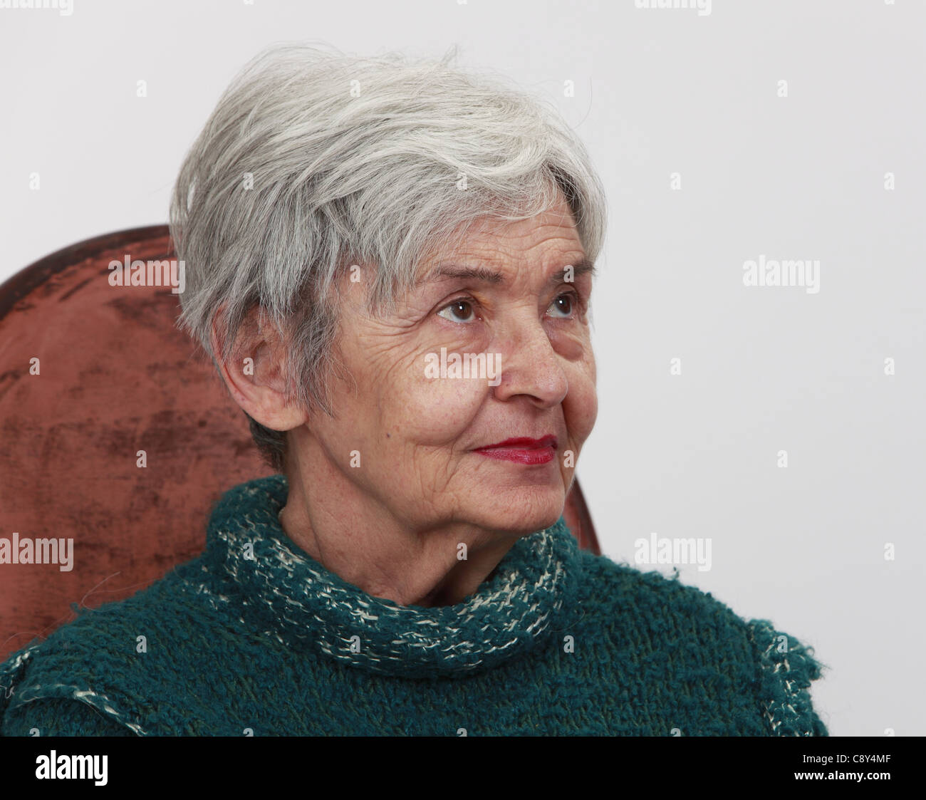 Portrait d'une vieille femme sur un arrière-plan gris Banque D'Images