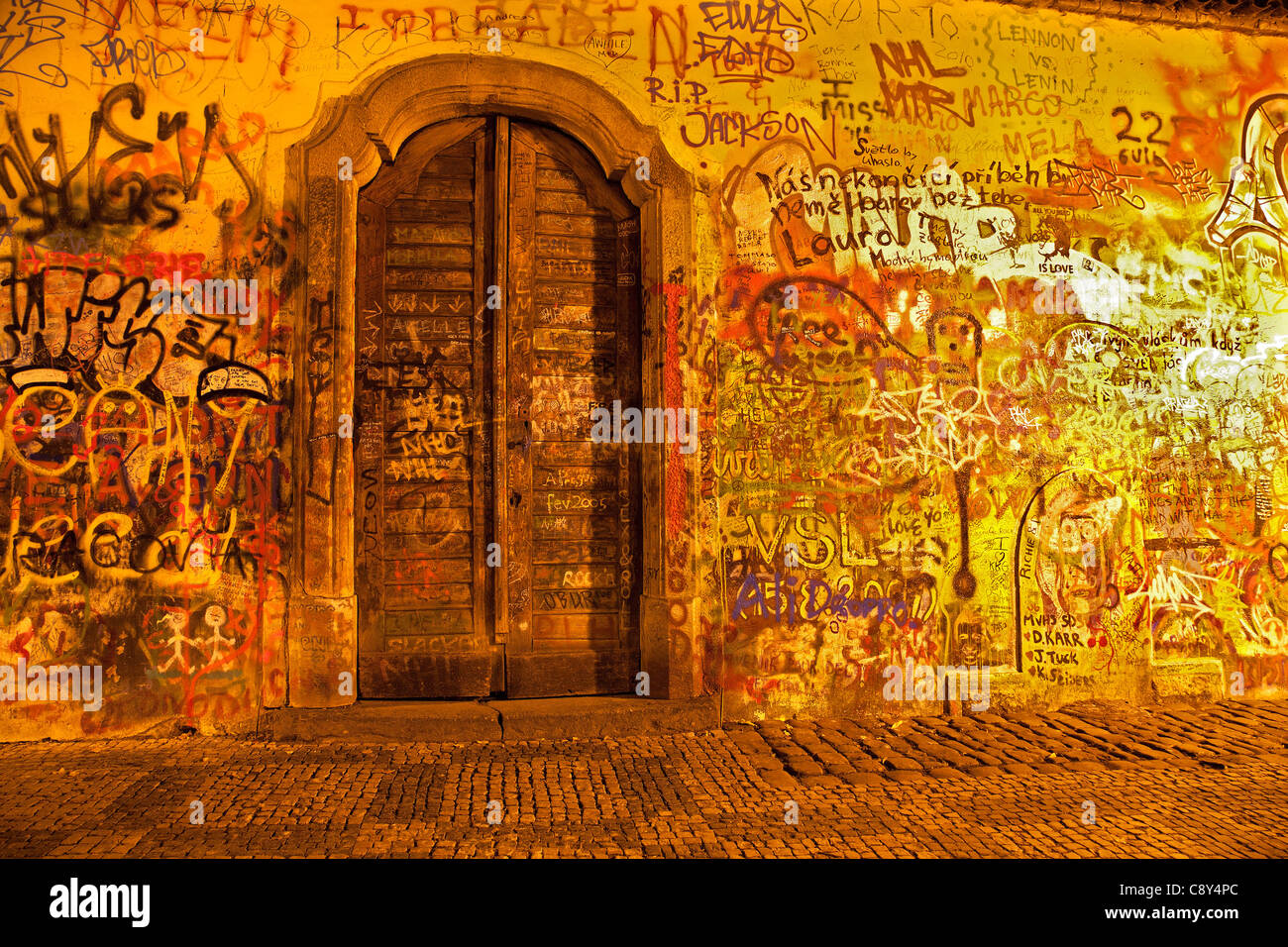 Prague - porte par Lennon Wall at night Banque D'Images