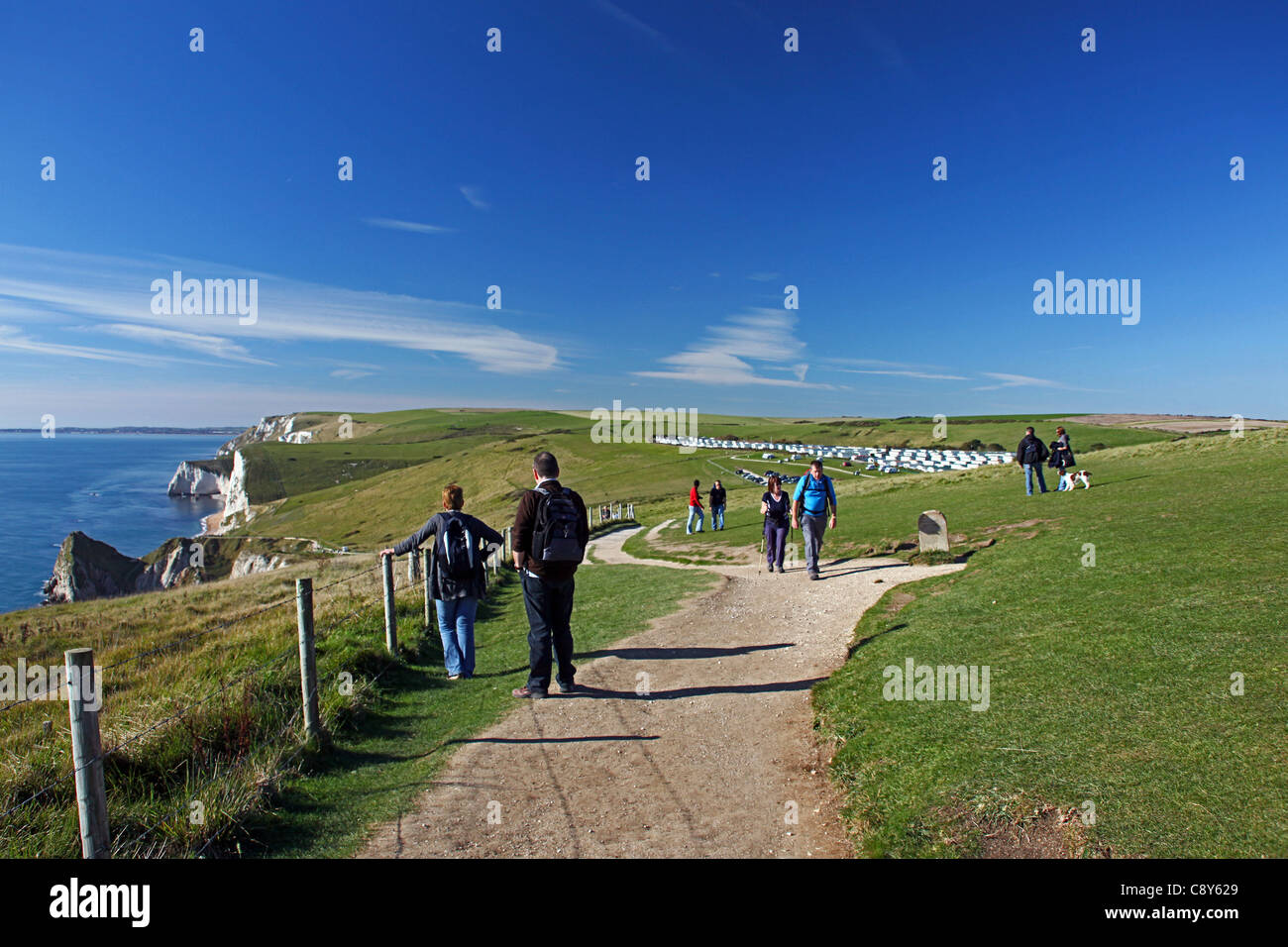 Le South West Coast Path au-dessus de Durdle Door sur la côte du patrimoine mondial dans le Dorset England UK Banque D'Images