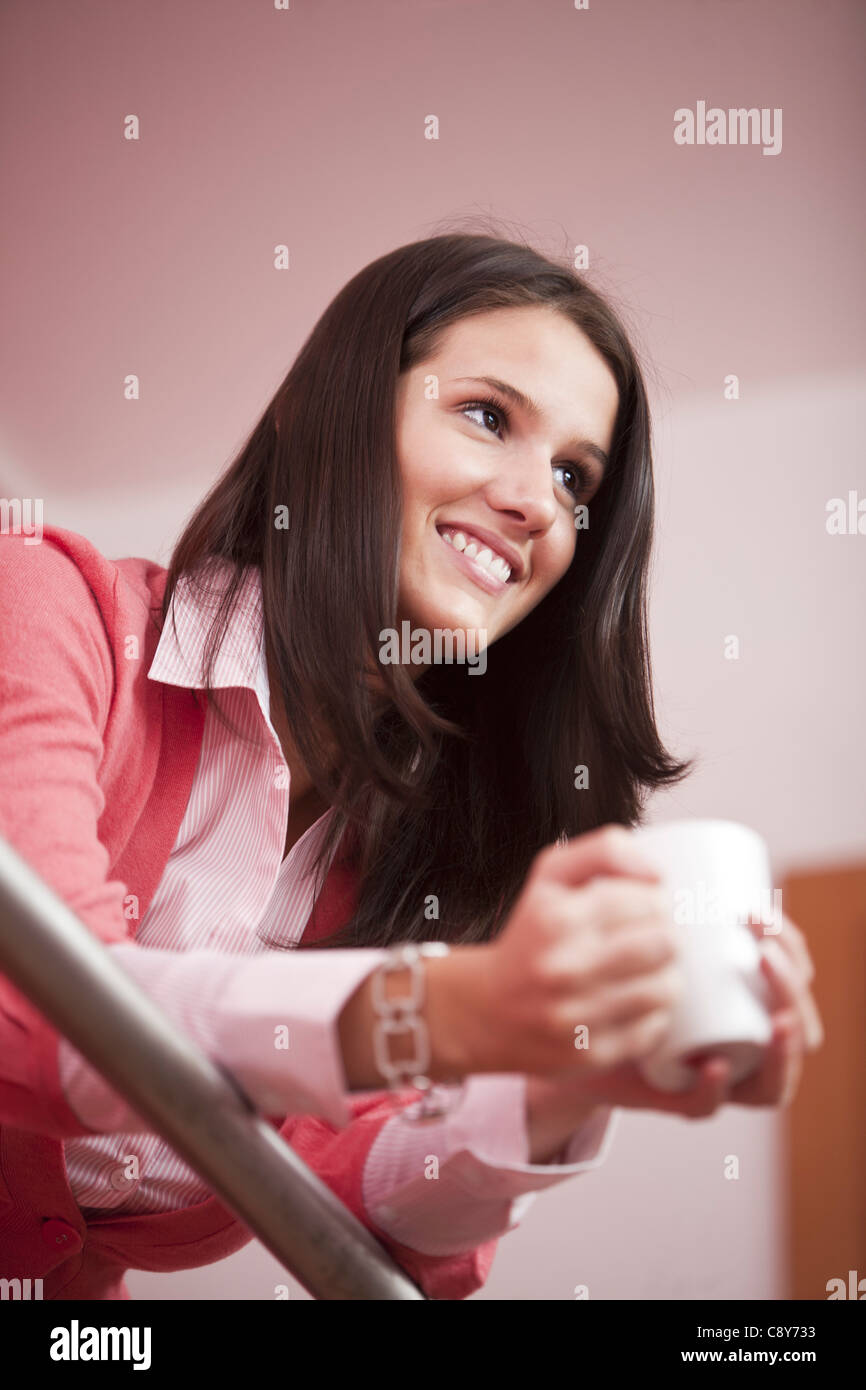 Portrait of young woman having coffee break Banque D'Images