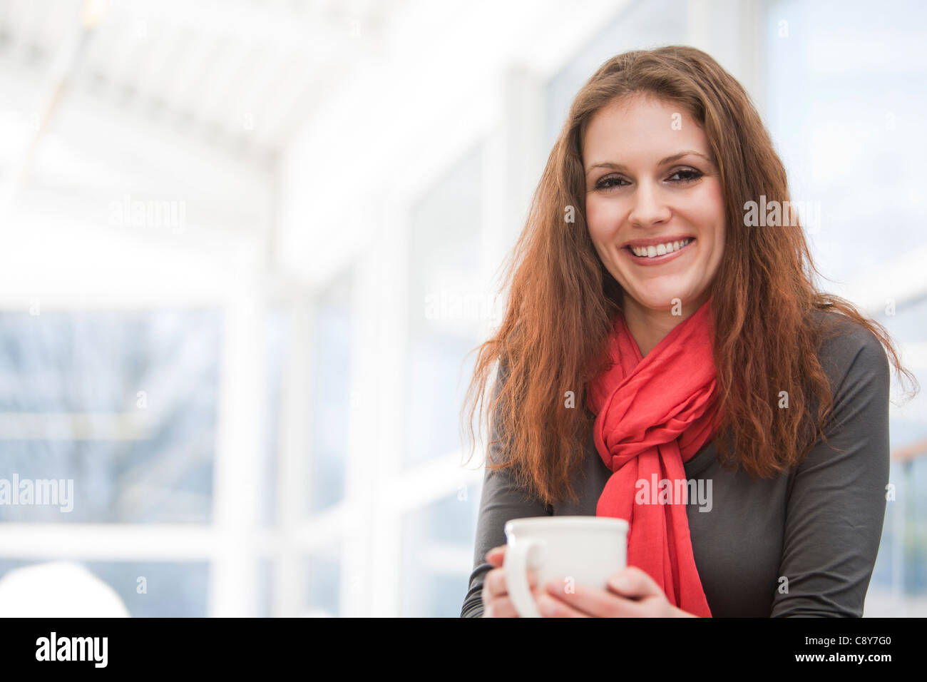 Portrait of young businesswoman holding cup Banque D'Images