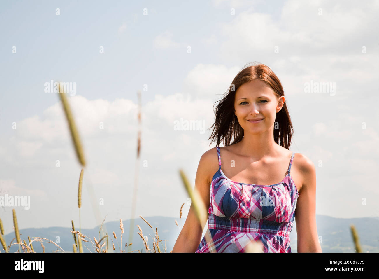 Portrait of young woman standing in field Banque D'Images