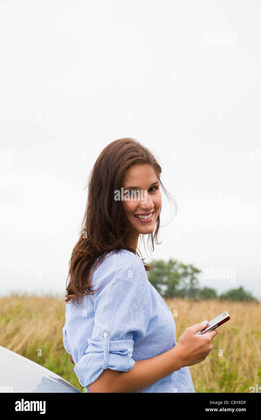 Portrait of young woman with mobile phone Banque D'Images