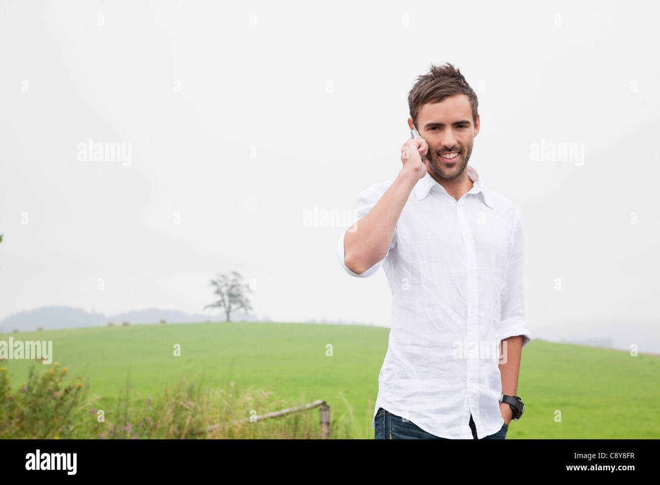Portrait of young man talking on mobile phone Banque D'Images