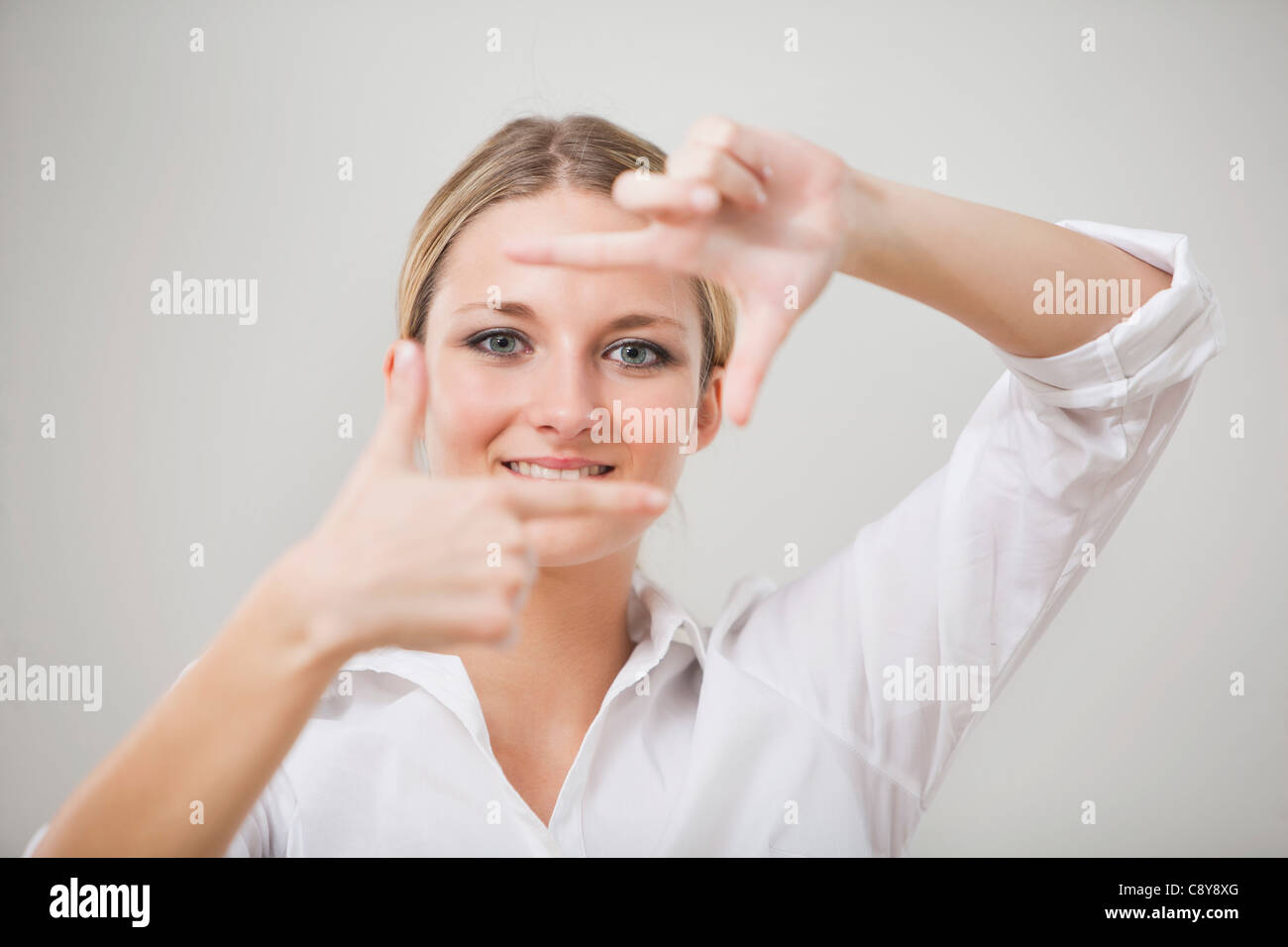 Portrait de jeune femme faisant le geste d'encadrement Banque D'Images