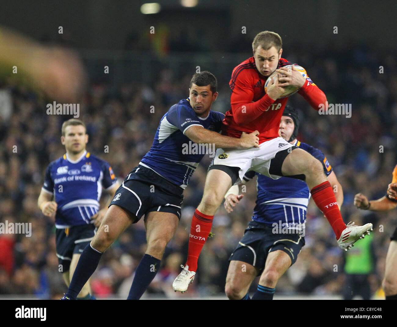 04.11.2011 Dublin, Irlande. Rob Kearney (Leinster) et Johne Murphy (Munster) défi pour la balle en l'air pendant l'RaboDirect Pro12 league match de rugby entre le Leinster et le Munster à l'Aviva Stadium. Banque D'Images