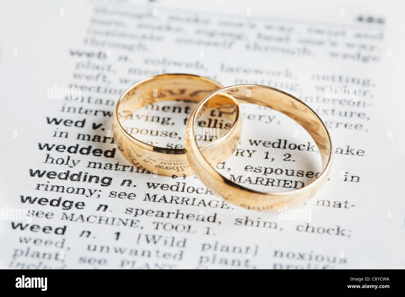 États-unis, Illinois, Metamora, deux anneaux de mariage sur dictionary Banque D'Images