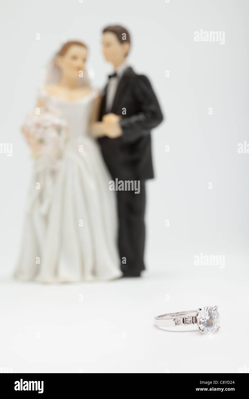 Figurines de mariage et bague argent, studio shot Banque D'Images