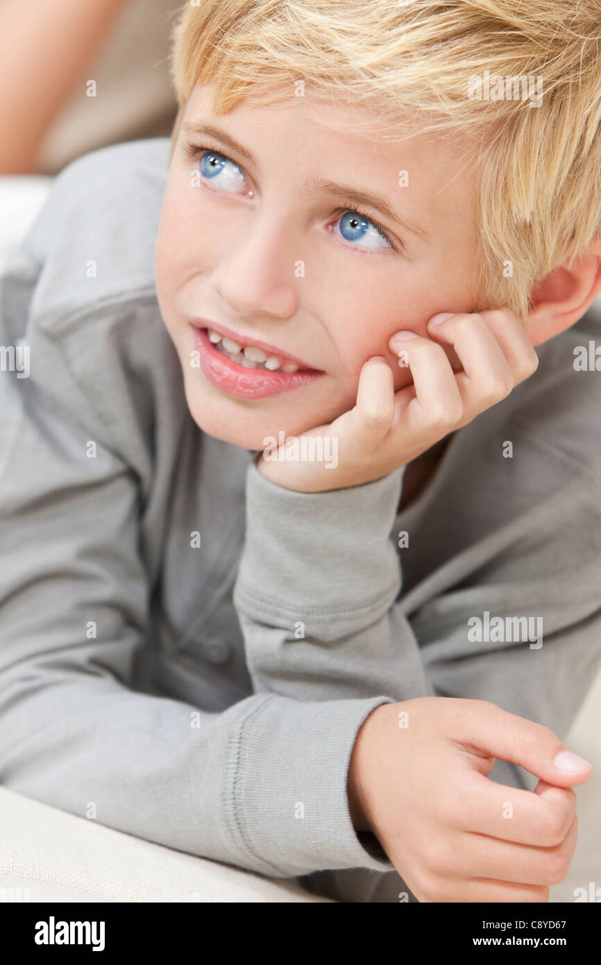 Un Jeune Garcon Blond Aux Yeux Bleu Enfant Reposant Sur Ses Mains Et Portant Sur Un Canape Photo Stock Alamy Un Jeune Garcon Blond Aux Yeux Bleu Enfant Reposant Sur Ses Mains Et Portant Sur Un Canape Photo Stock Alamy